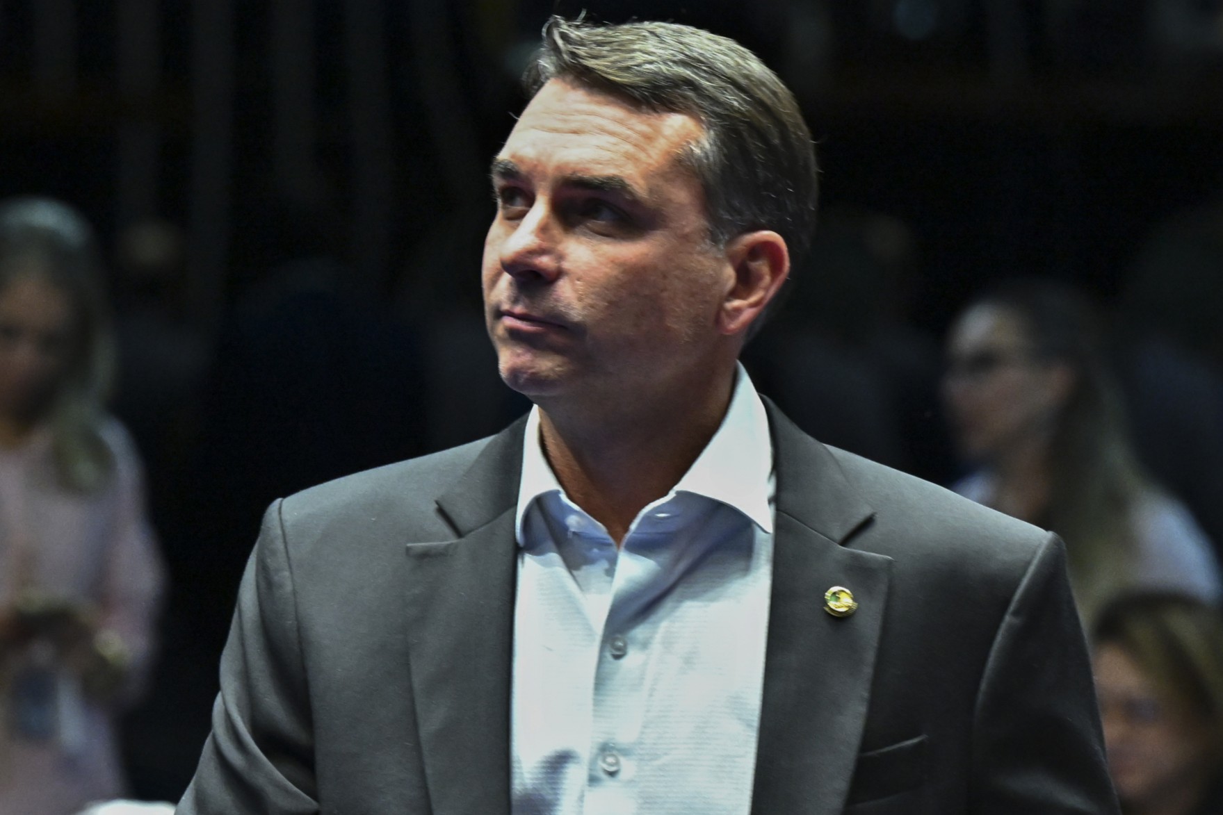 Flávio Bolsonaro vai aos Estados Unidos tentar reverter associação com tarifaço de Trump