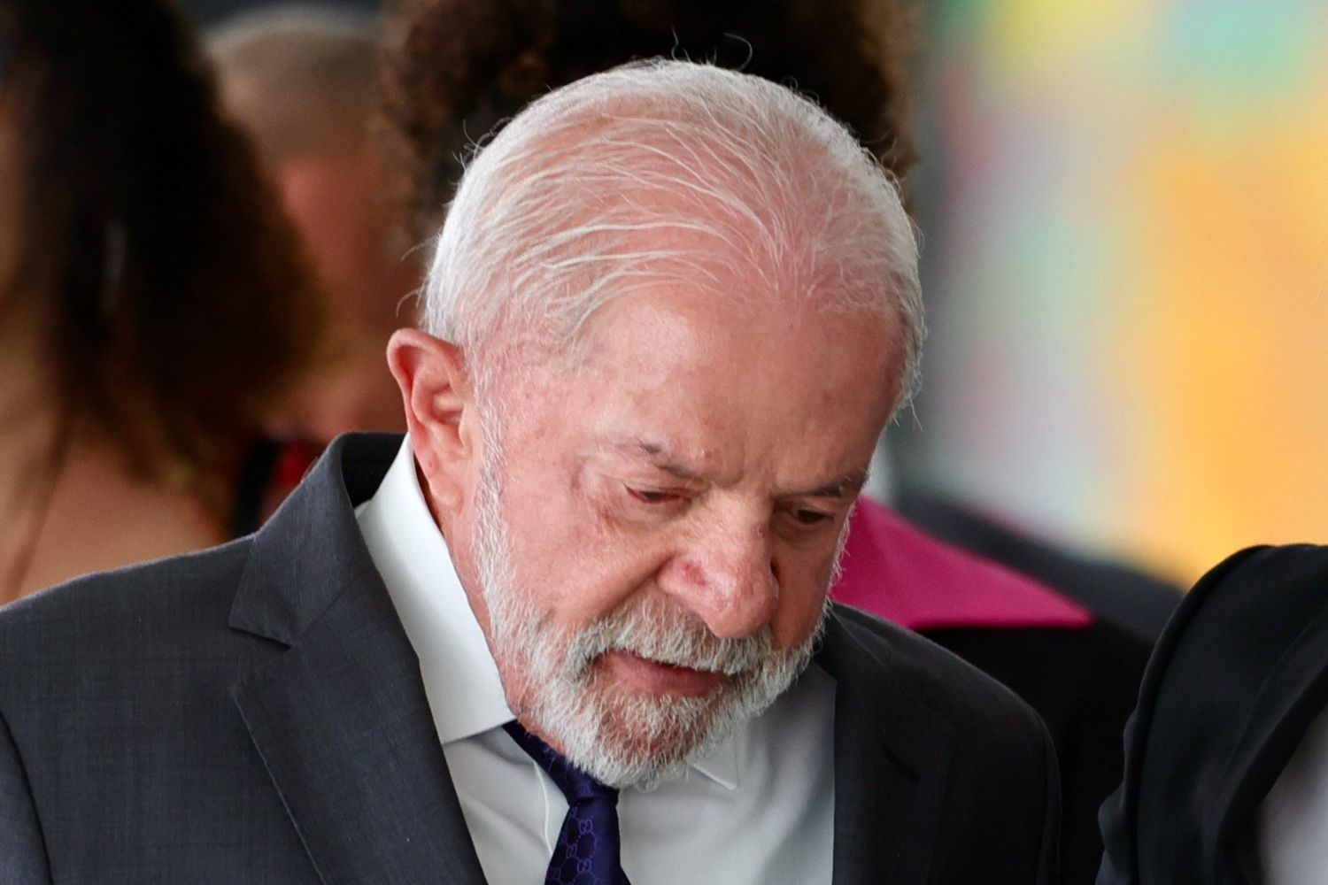 Meio/Ideia: Lula perde vantagem no 1º turno e empata com Flávio Bolsonaro no 2º