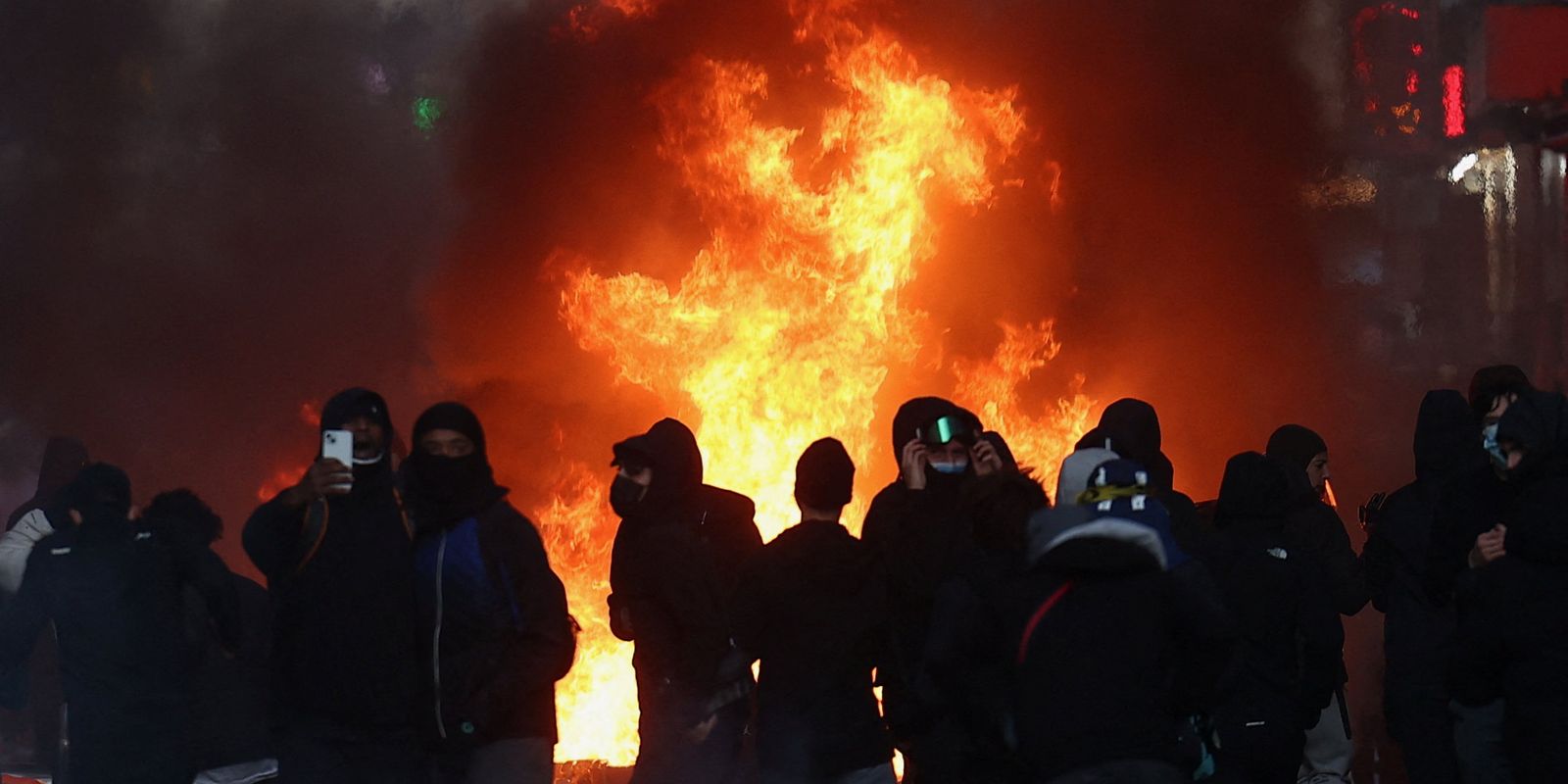 Tensões voltam a crescer; França tem mais protestos