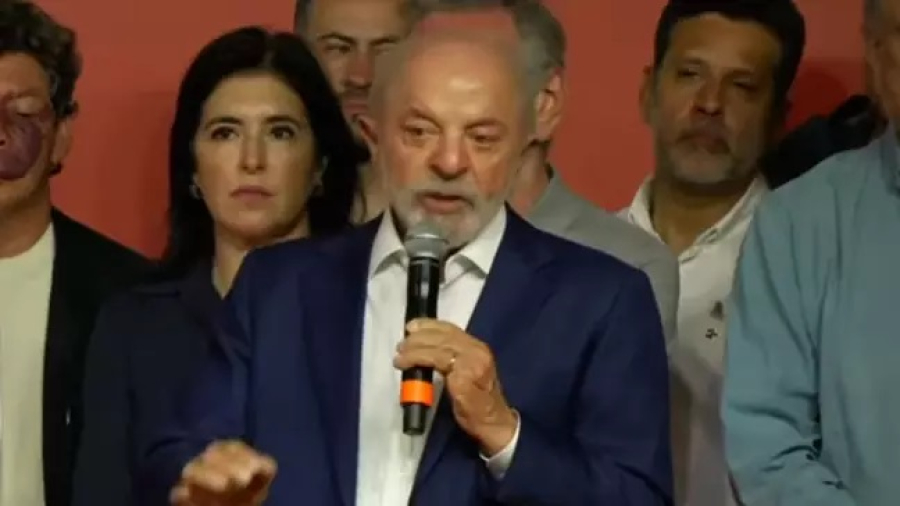 Desconfiança e incerteza marcam reeleição de Lula, com prorrogação da votação em 'duas horas'