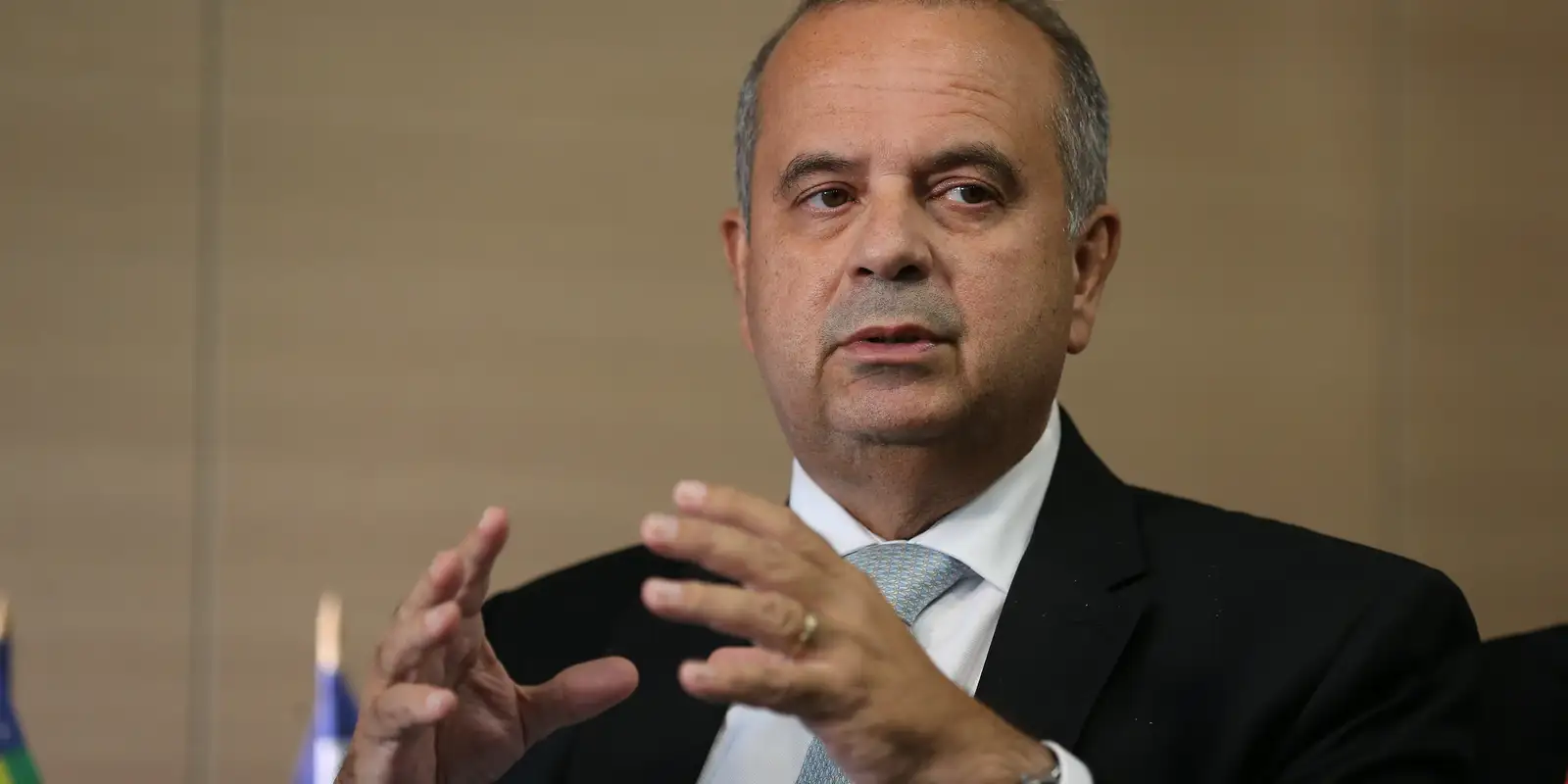 Coordenador de campanha, Marinho comenta saída de Flávio do país