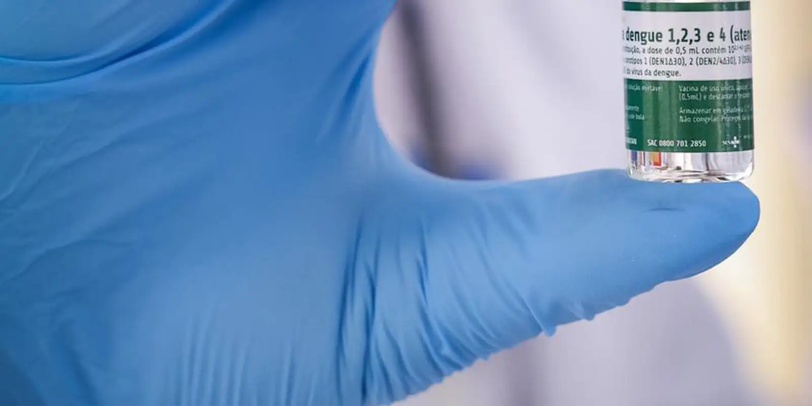 Profissionais de saúde começam a ser vacinados 