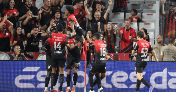 Com gol no fim, Athletico vence e mantém jejum do Santos