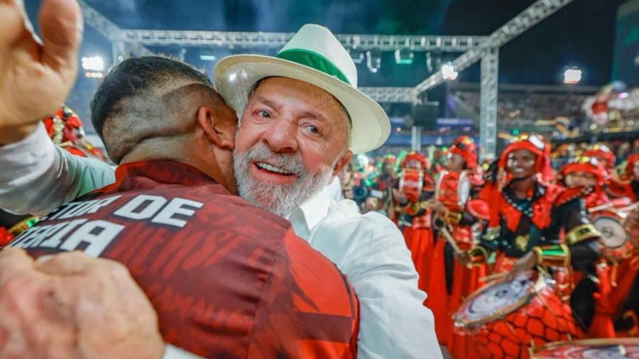 Desfile em homenagem a Lula é campanha antecipada? 