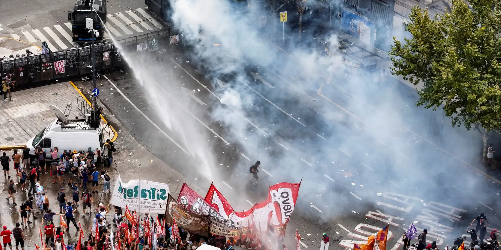 Reforma de Milei permite jornada de 12 horas e limita greve