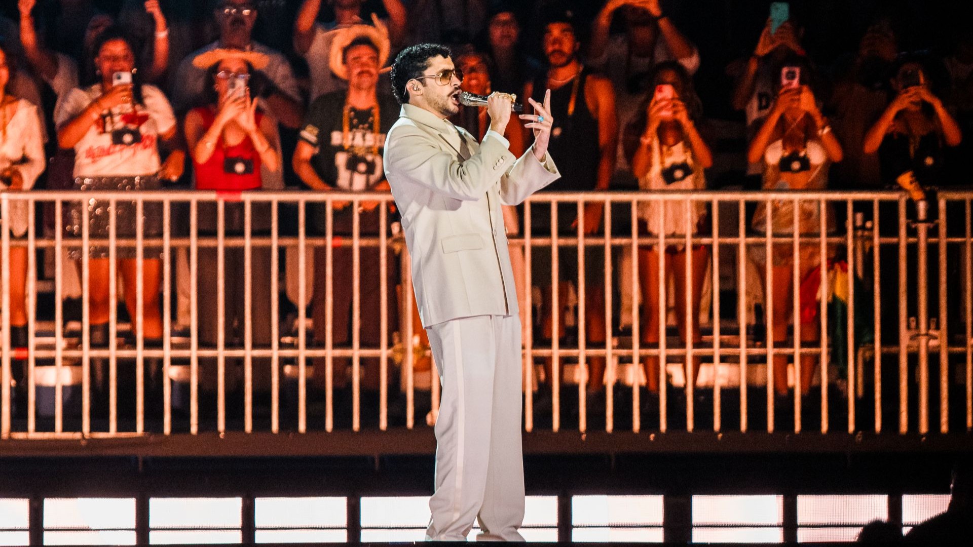 Bad Bunny presta homenagem a Willie Colón durante show no Brasil: ‘Grande lenda’