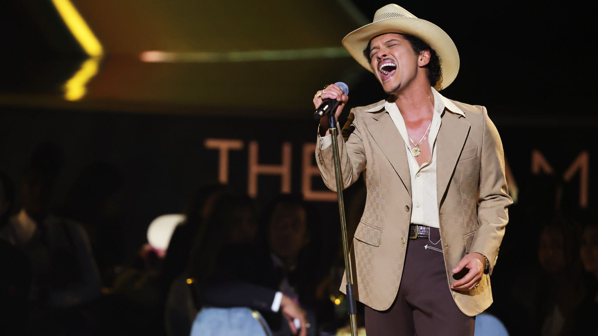 Bruno Mars entrega um disco água com açúcar em ‘The Romantic’