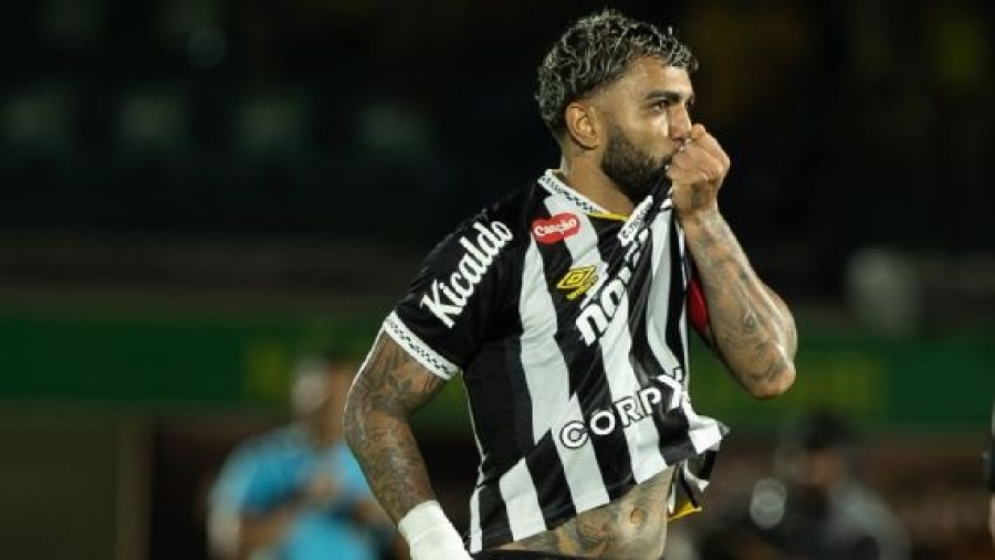Sob o olhar de Ancelotti, Gabigol marca duas vezes e Santos empata