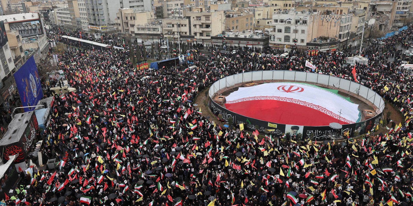 Sob bombas, multidões vão às ruas no Irã