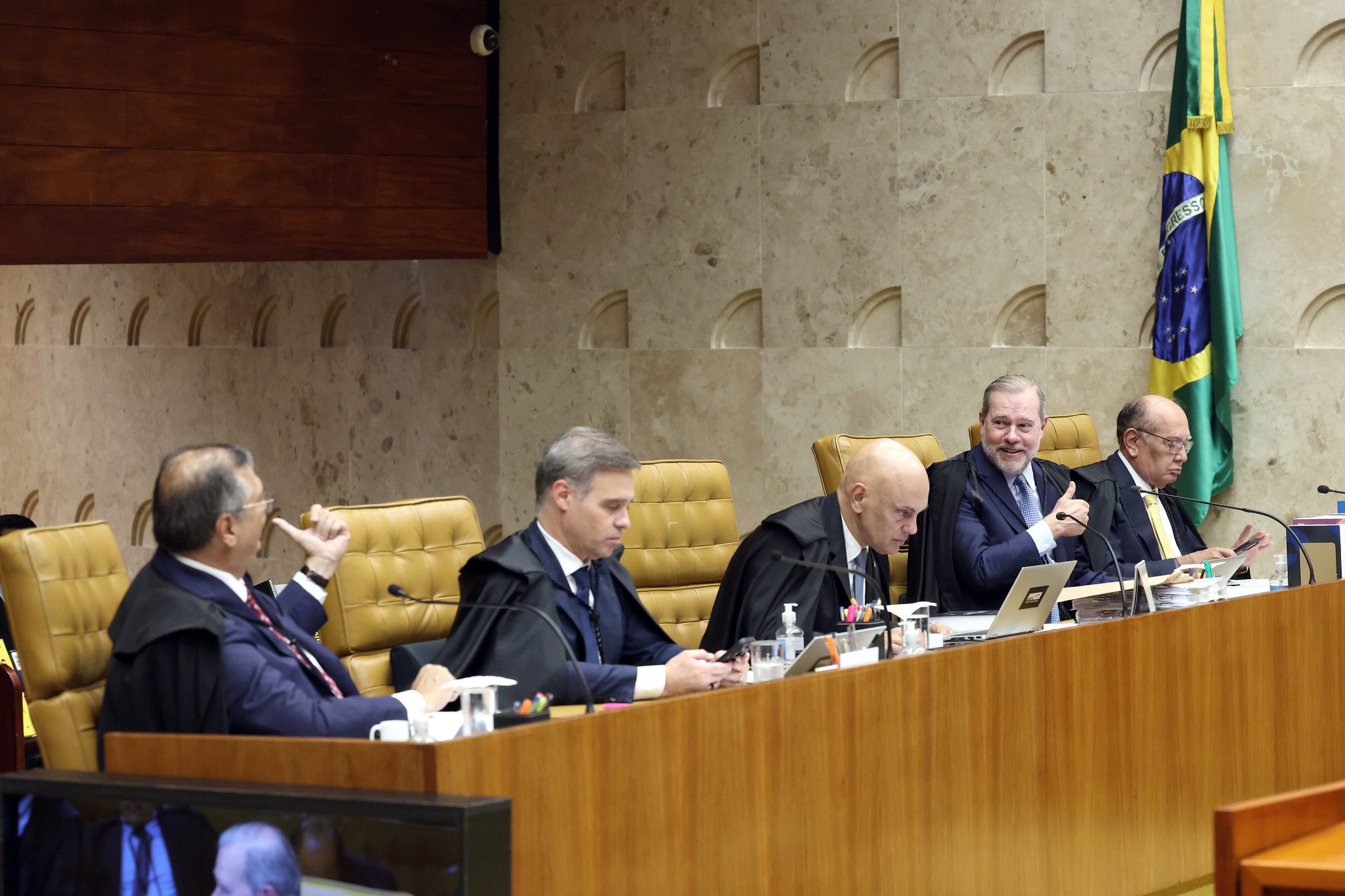 Dino e Gilmar querem delimitar poderes das CPIs; proposta pode 'blindar' ministros do Supremo