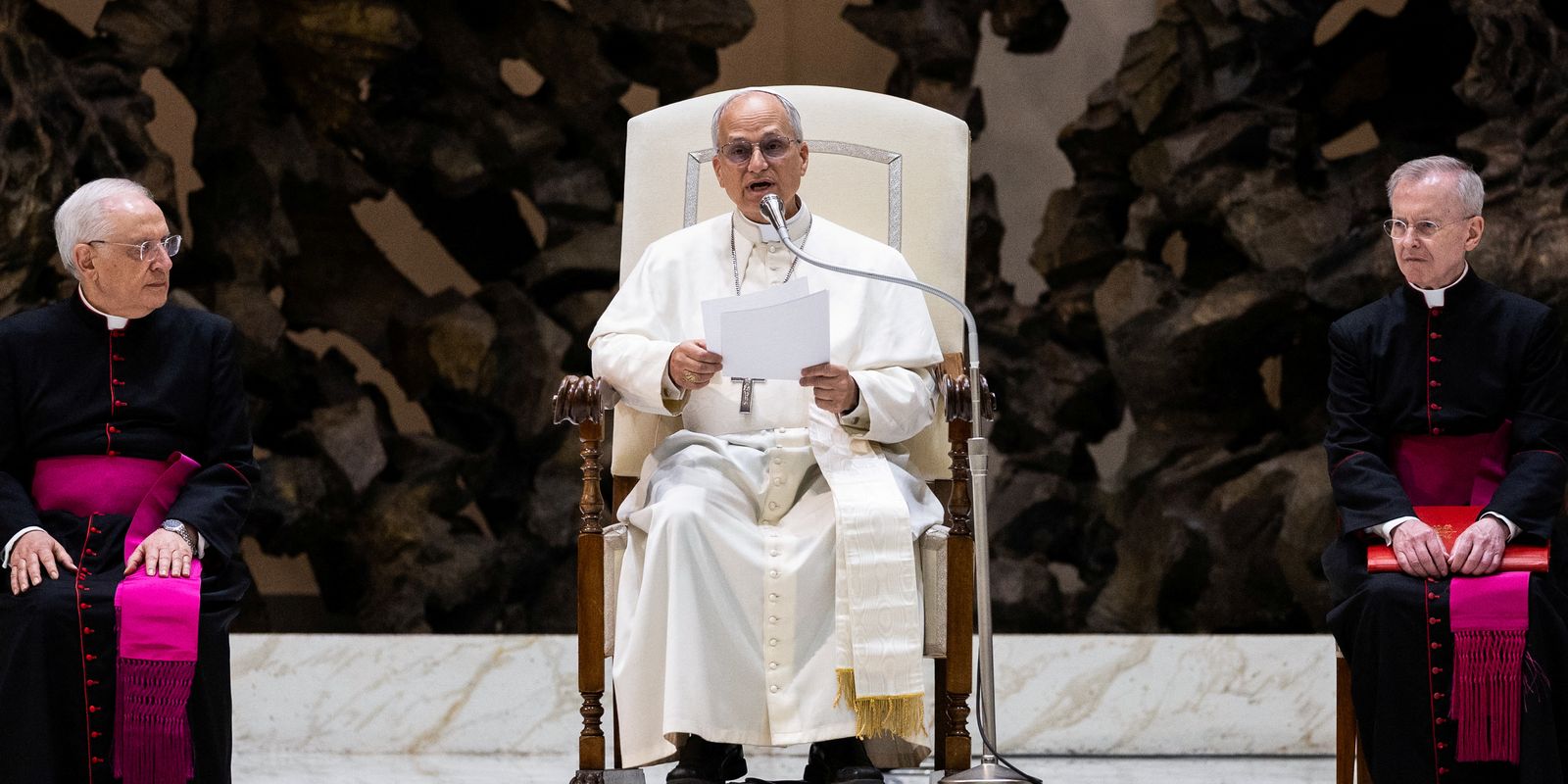 Papa chama guerra de 'escândalo'