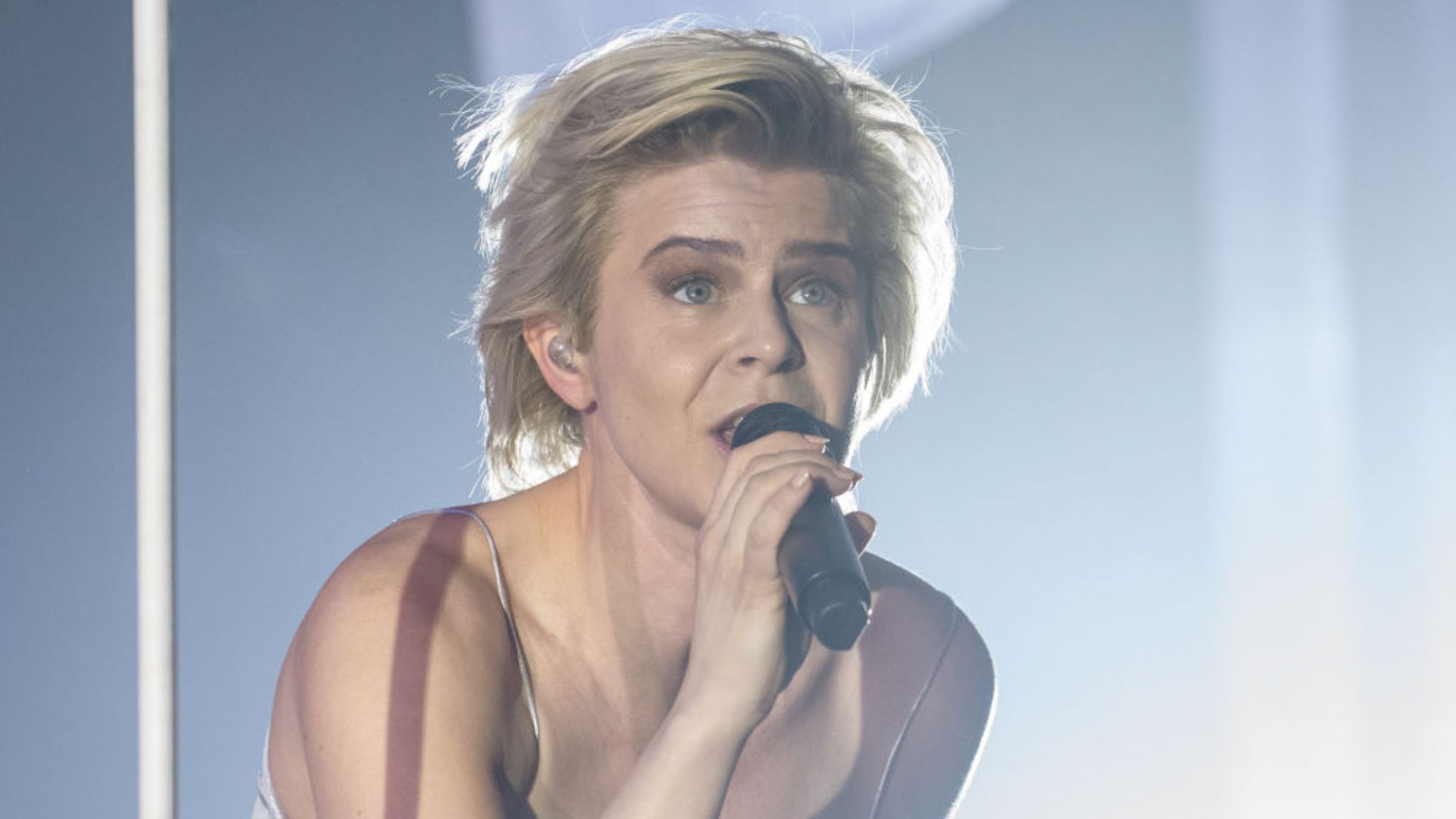 Robyn conta histórias diretas de liberdade adulta em ‘Sexistential’