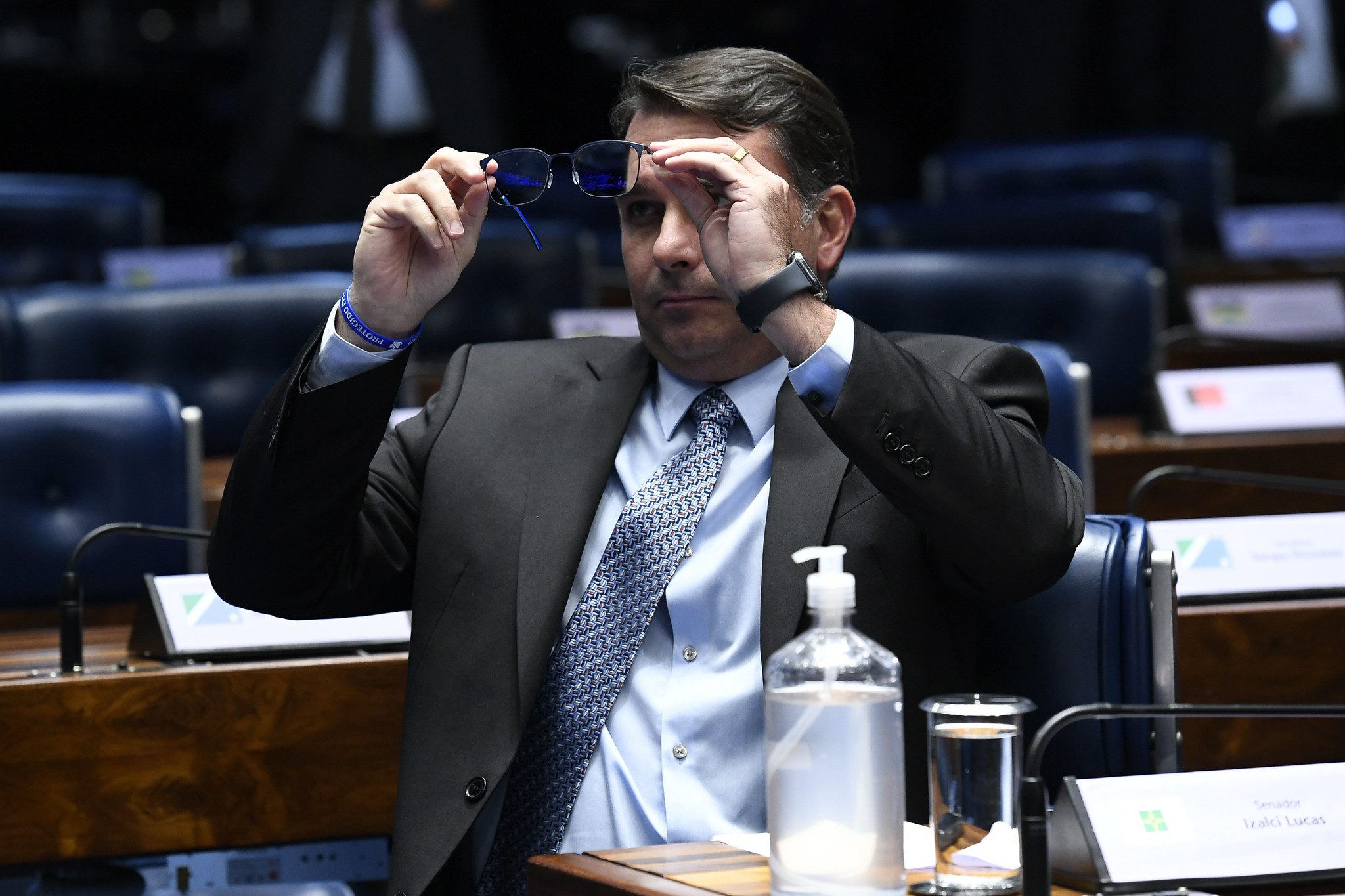 Flávio Bolsonaro abre vantagem numérica sobre Lula, no 2º turno, dentro da margem de erro
