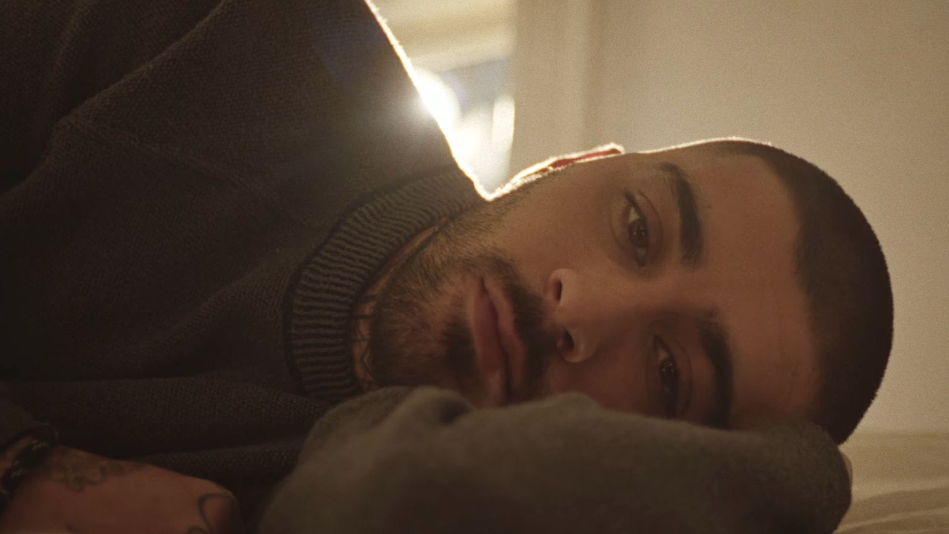 Zayn reflete sobre intimidade do passado no single de R&B: ‘Sideways’