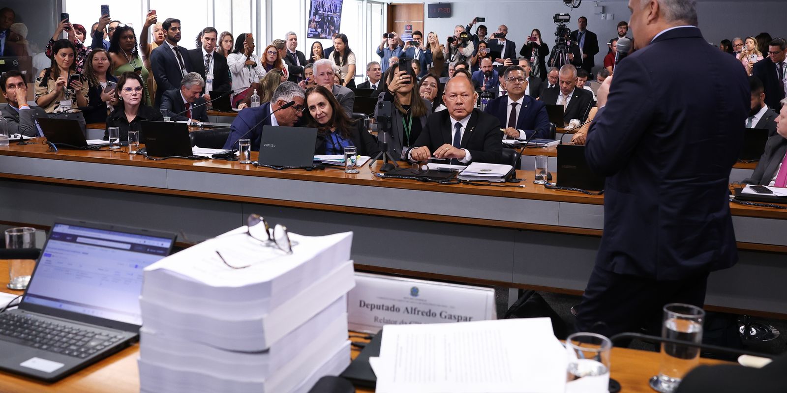 Relatório final pede indiciamento de Lulinha, Careca do INSS e mais 214 envolvidos no esquema