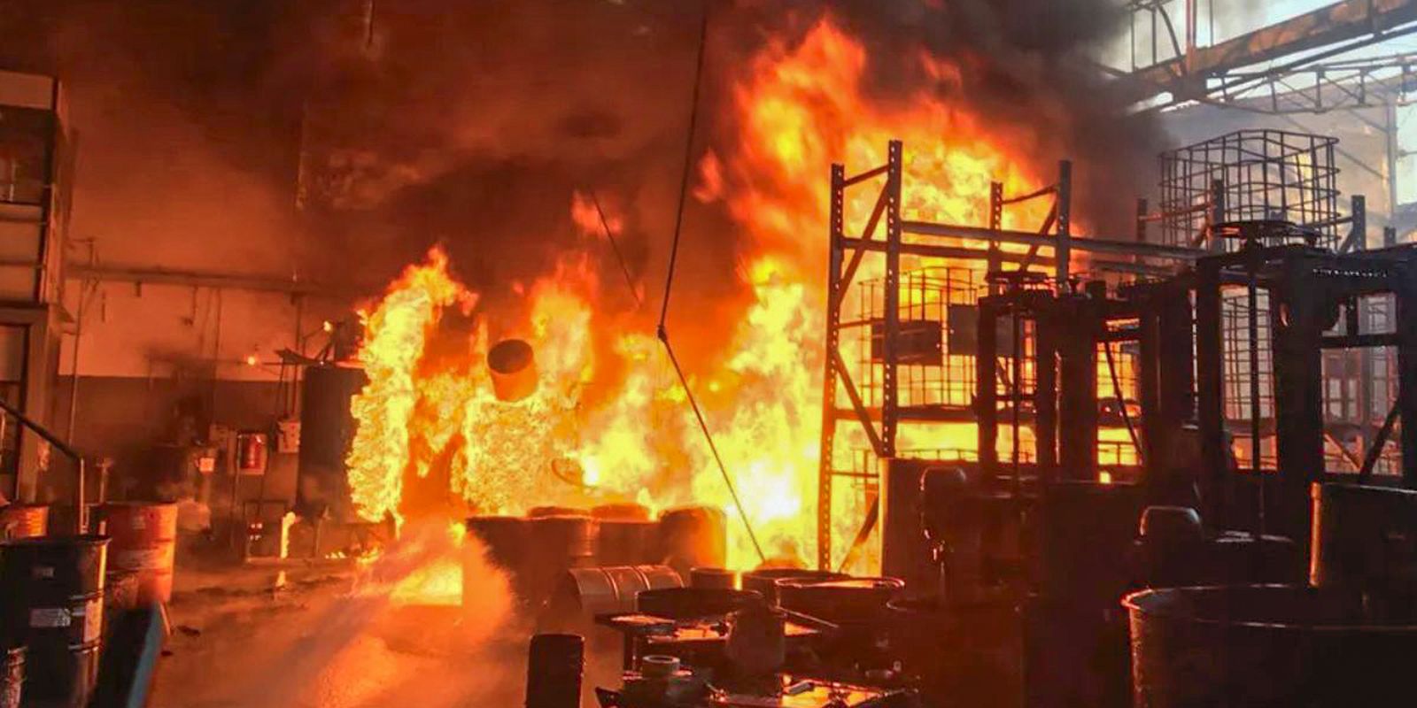 Grande incêndio atinge distribuidora de tintas em Diadema