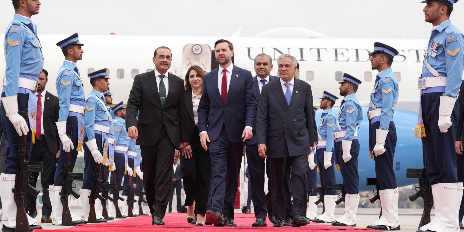 Sem acordo, Trump promete fechar Ormuz