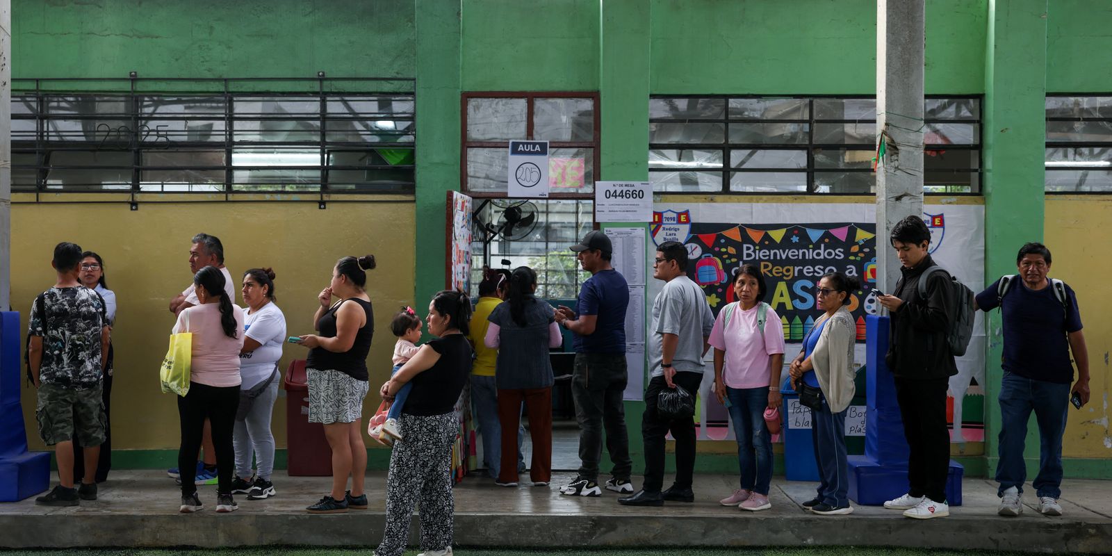 Peru: conservador e esquerda disputam voto a voto para 2º turno