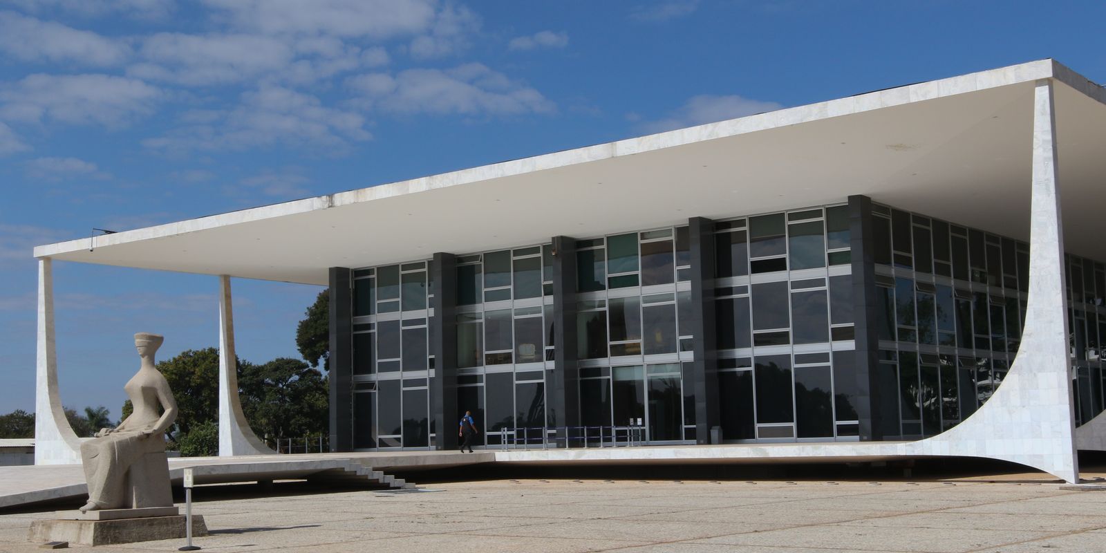 Defesa de Bolsonaro pede autorização de cirurgia