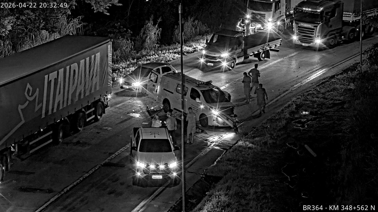 Enfermeira e motorista morrem após carreta bater em ambulância 