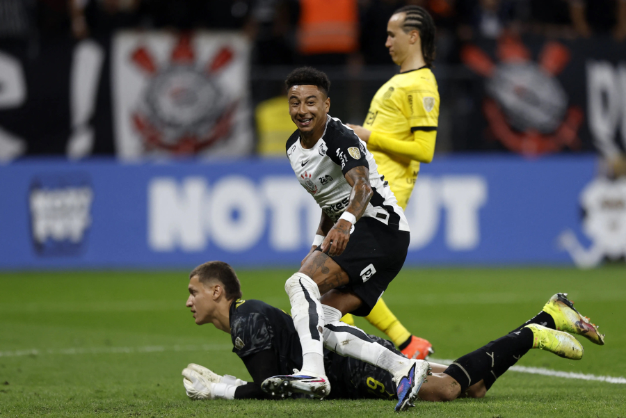 Corinthians domina Peñarol e segue 100%; Flu tropeça