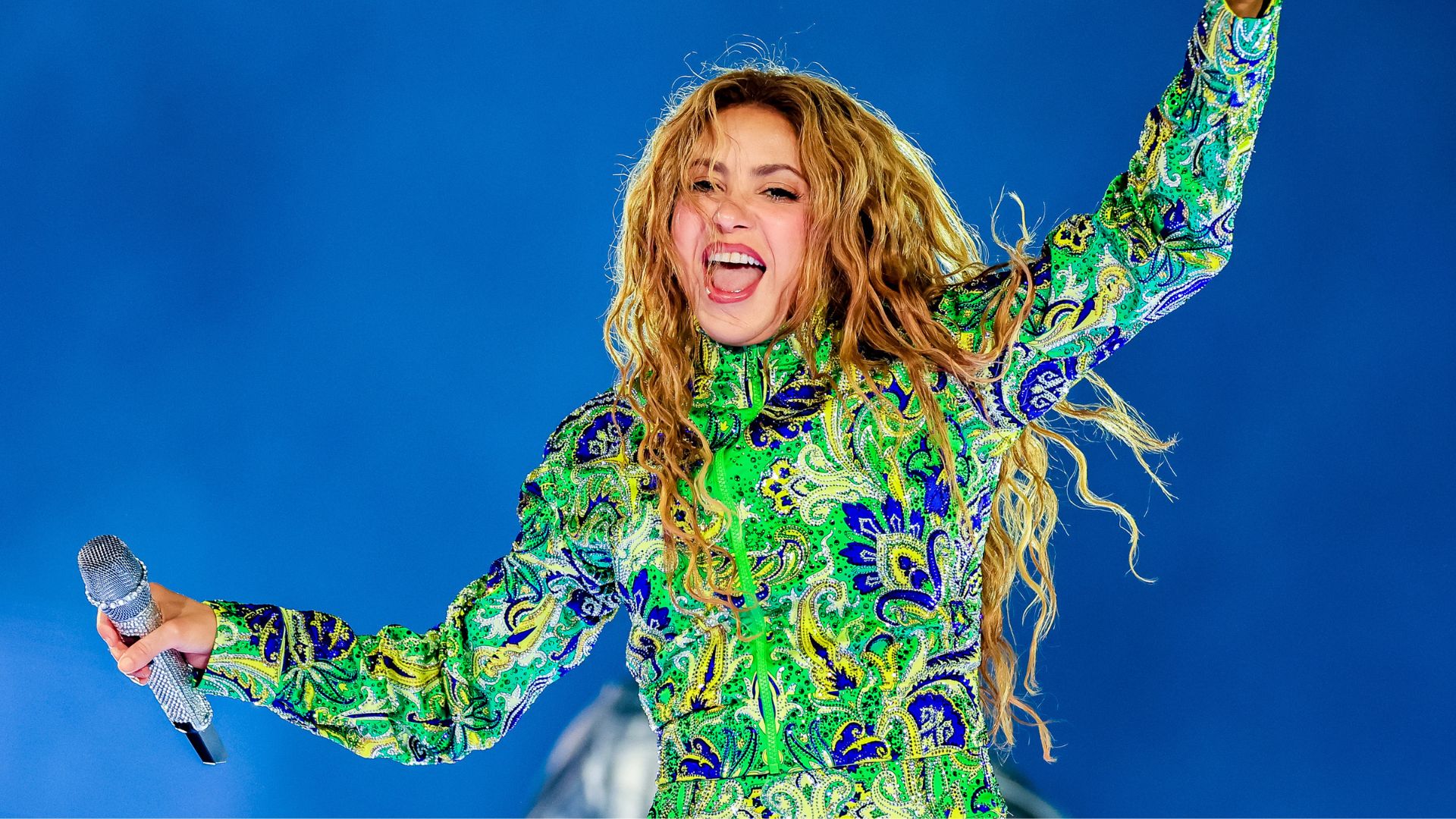 Show gratuito de Shakira atrai 2 milhões de pessoas à praia de Copacabana, no Rio