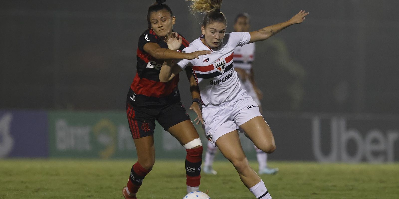 São Paulo vence Flamengo para assumir vice-liderança