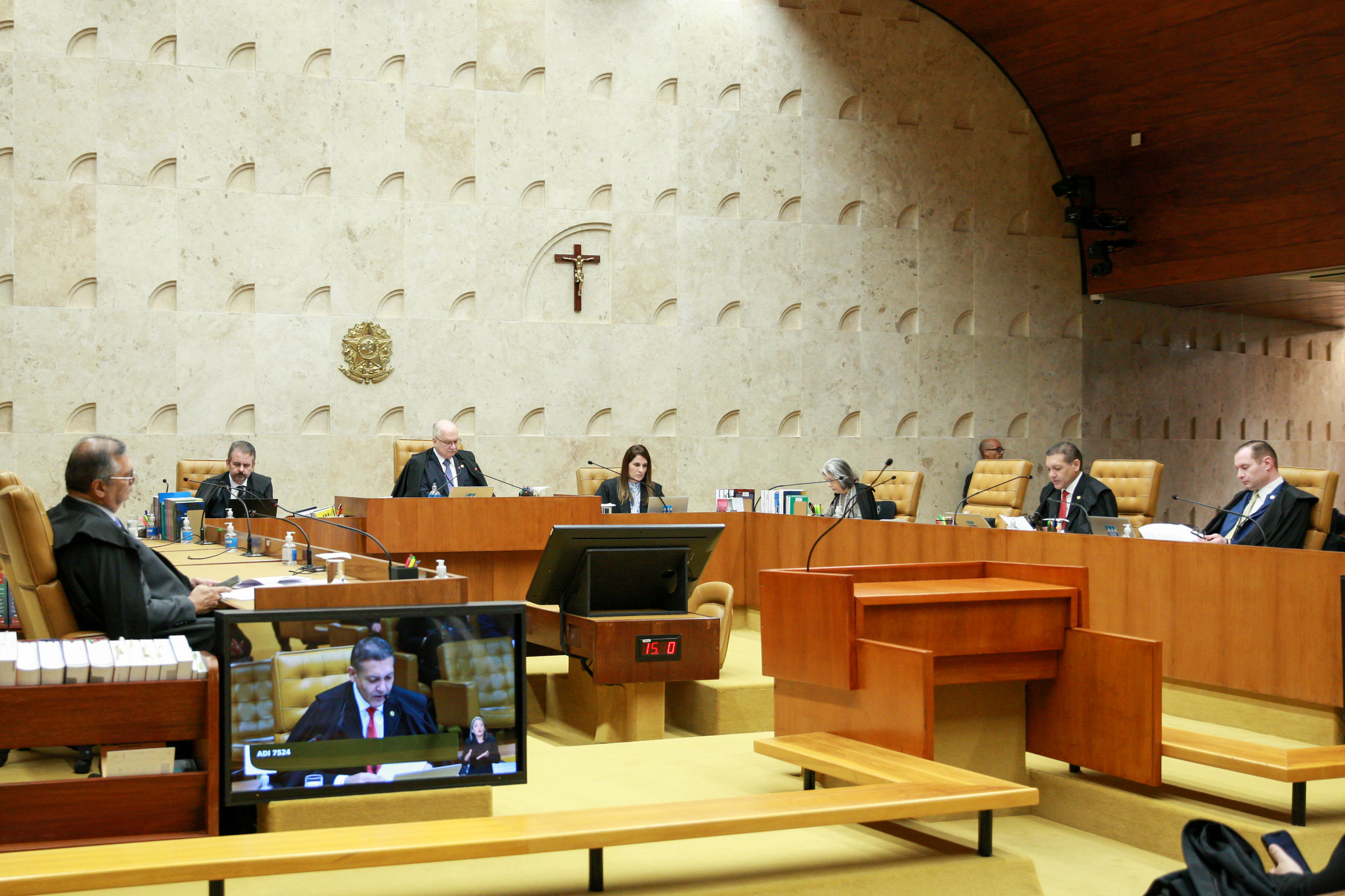 Desfalcado, STF adia definição sobre aposentadoria compulsória de empregado público