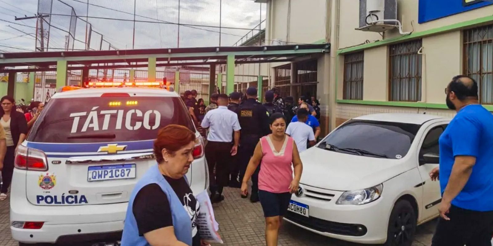 Adolescente invade escola e mata duas funcionárias a tiros 