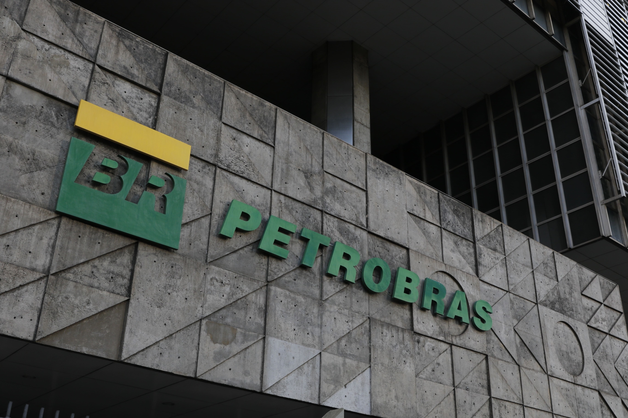 Com placar apertado, TST adia decisão sobre horas extras da Petrobras para 12/5