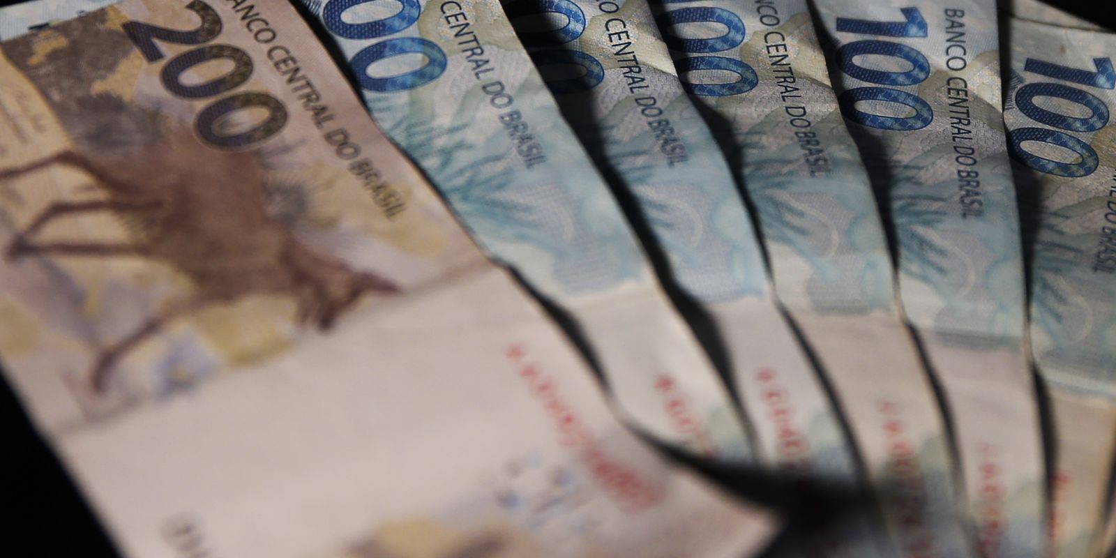Renda média das famílias chega a R$ 2.264 e é recorde em 2025