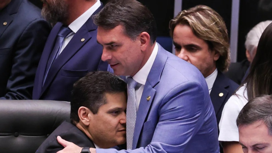 Alcolumbre cita 'vitória da democracia' ao promulgar Lei da Dosimetria, à qual Lula foi contra