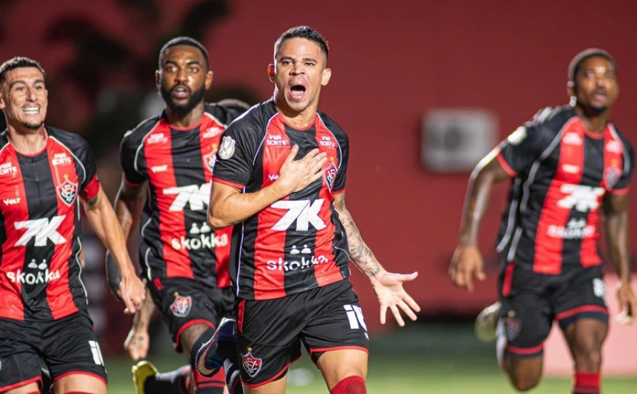 Vitória elimina Flamengo; Corinthians se classifica