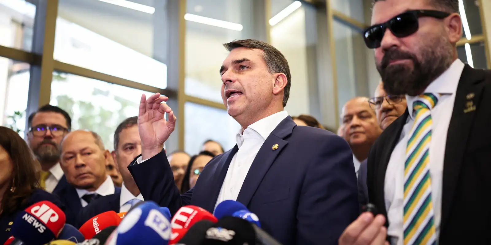 Flávio Bolsonaro confirma encontro com Daniel Vorcaro, mesmo após banqueiro ter sido preso