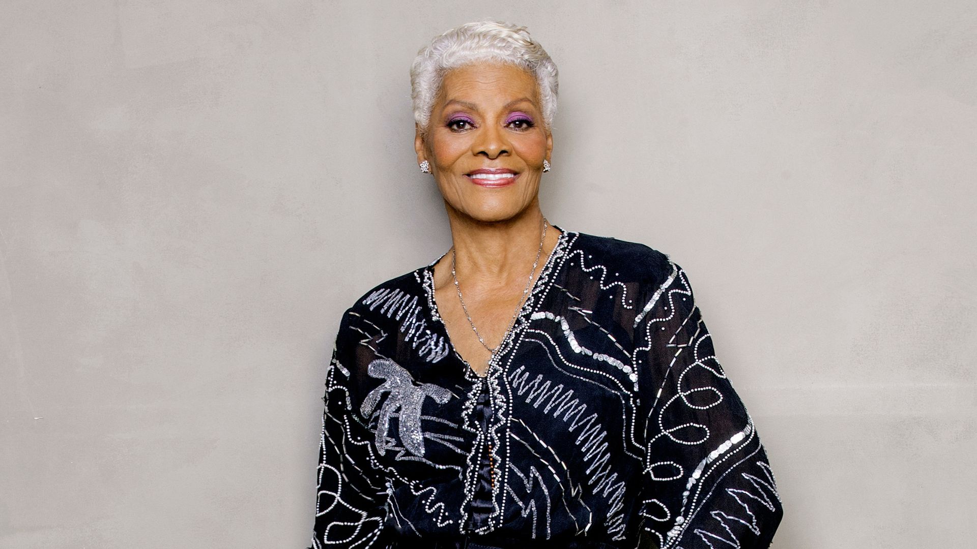 Dionne Warwick anuncia turnê de despedida com datas no Brasil