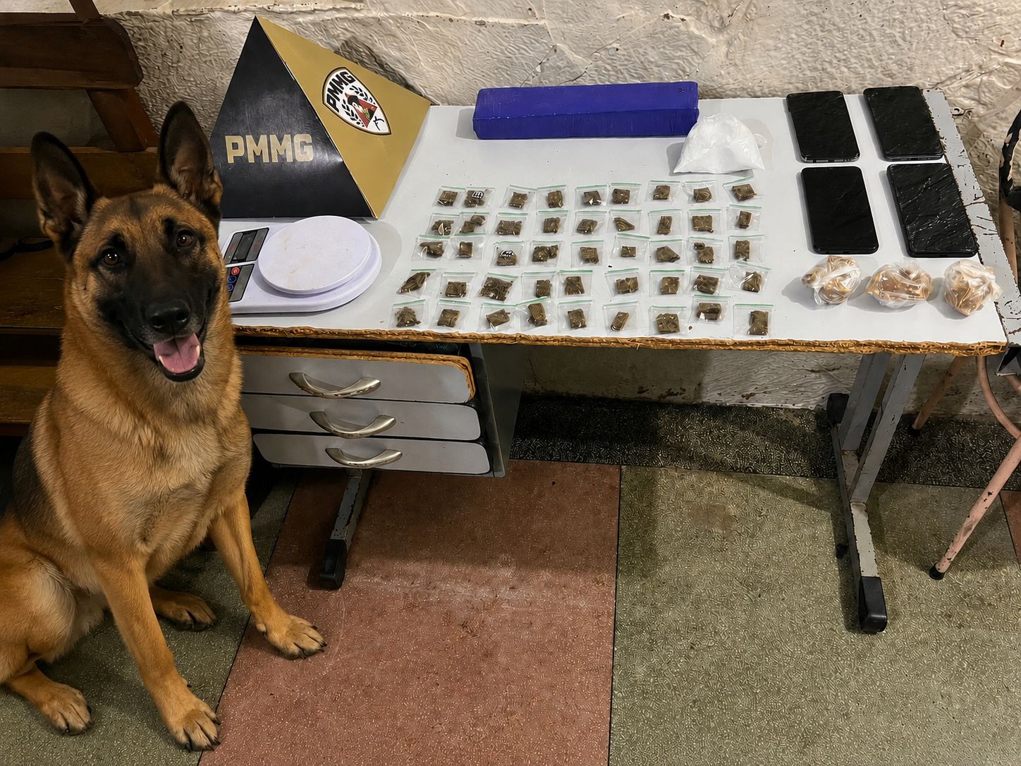 Denúncia leva a PM a prender dois jovens com drogas em Montes Claros