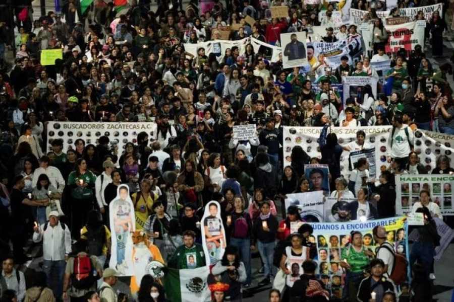 Antes da abertura da Copa, parentes de vítimas de carteis mexicanos fazem ato no estádio Azteca