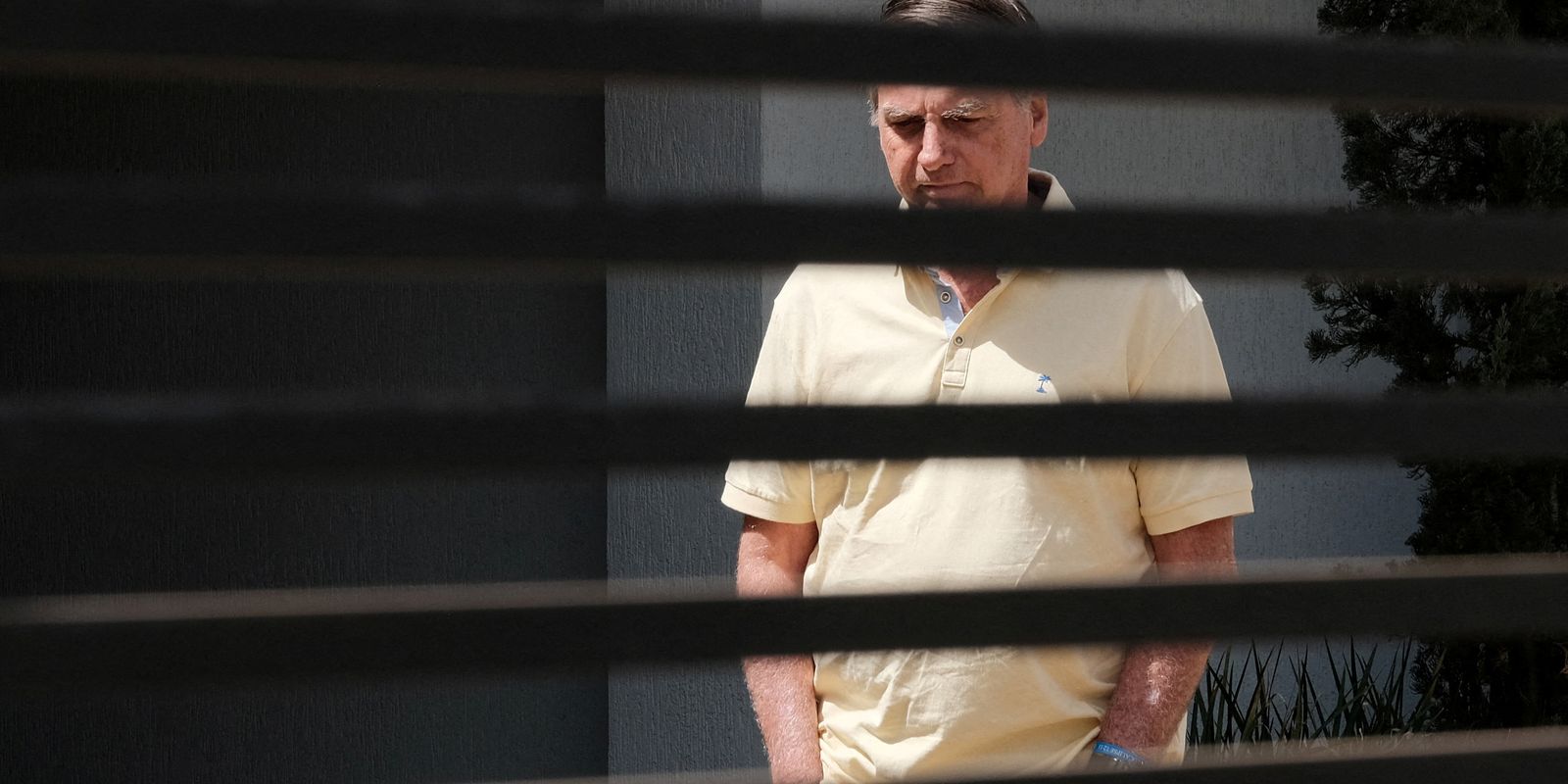 Bolsonaro presta depoimento à polícia sobre apreensão de arma; Moraes chama de 'falta grave'