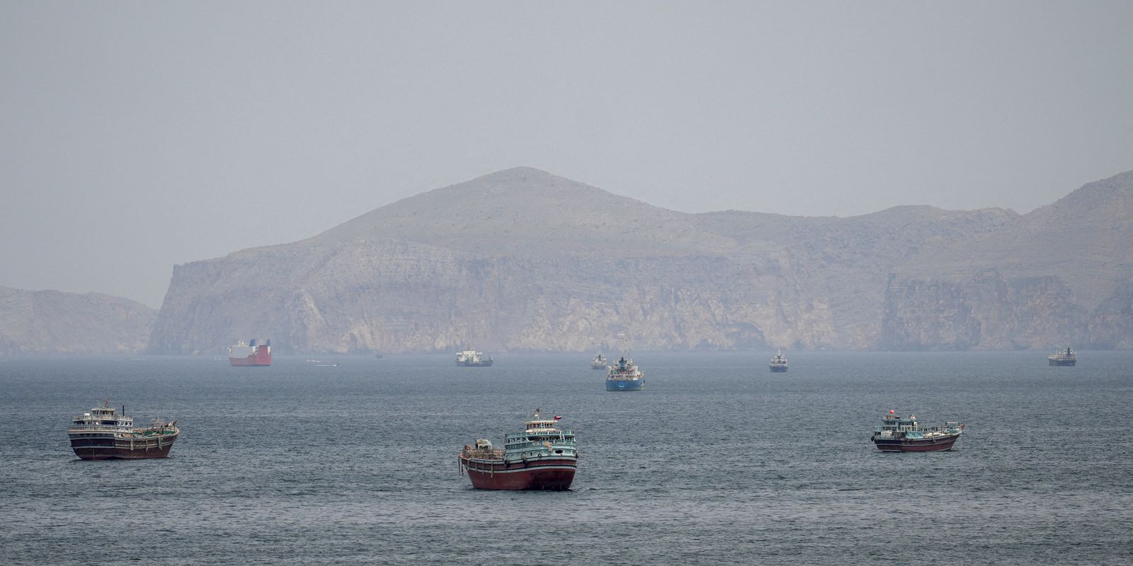 Navios já navegam pelo Estreito de Ormuz sob plano de retirada da ONU